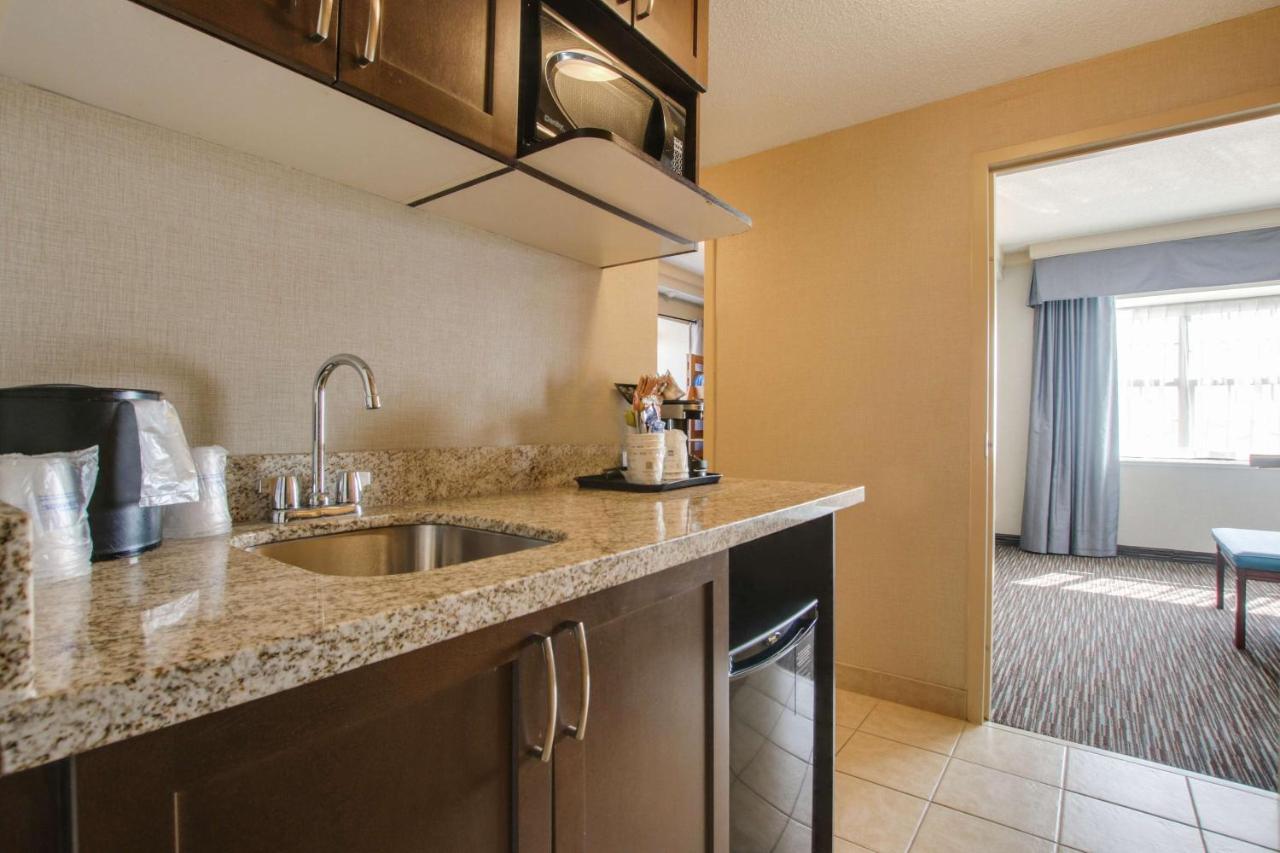 Best Western Brantford Hotel And Conference Centre Экстерьер фото